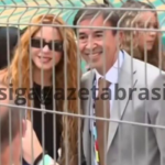 Repórter abandona transmissão ao vivo para tirar foto com Shakira e viraliza; VEJA MOMENTO