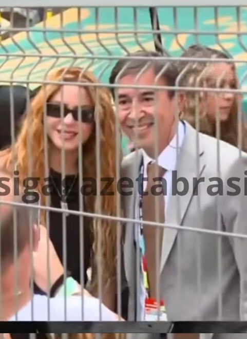 No momento, você está visualizando Repórter abandona transmissão ao vivo para tirar foto com Shakira e viraliza; VEJA MOMENTO