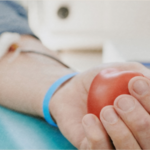 Doar sangue, um gesto simples que pode salvar até quatro vidas. Ajuda a manter os estoques abastecidos e garante atendimento a quem mais precisa