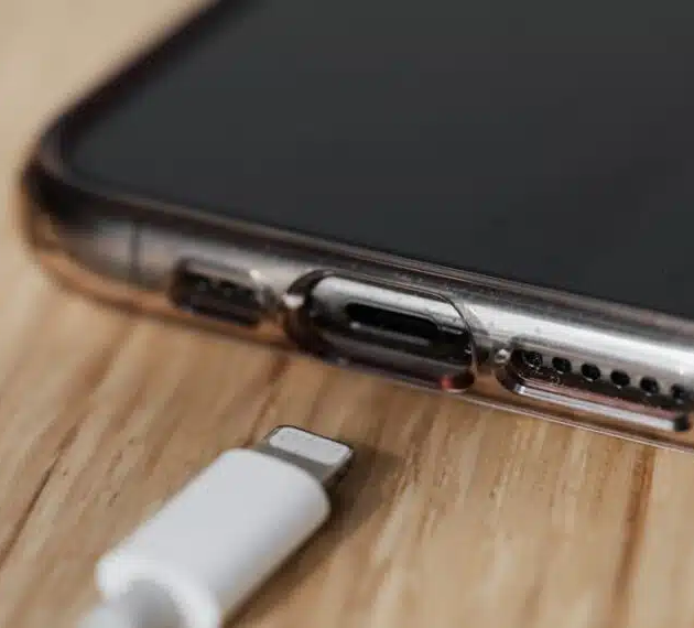 No momento, você está visualizando Ligar primeiro na tomada ou no celular? Especialistas explicam a forma correta de carregar o smartphone