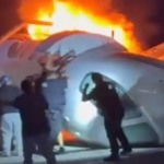 Queda de avião em rodovia termina com vítima fatal e imagens impressionam