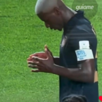 EMOCIONANTE: Jogador do Equador surpreende e dá exemplo cristão na Copa ao orar de joelhos mesmo após derrota; VEJA VÍDEO
