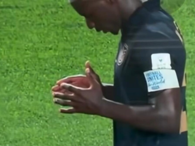EMOCIONANTE: Jogador do Equador surpreende e dá exemplo cristão na Copa ao orar de joelhos mesmo após derrota; VEJA VÍDEO