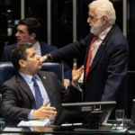 Revelações da PF sobre Jaques Wagner e Vorcaro “ botam a perder” narrativa principal de Lula em campanha; VEJA MAIS