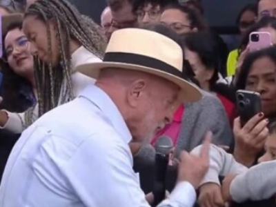 Em dia de jogo do Brasil canalha e vagabundo do Lula debocha de Neymar incentivando o nós contra eles, querendo dividir o País. Veja vídeo