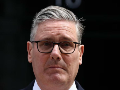 Quem é Keir Starmer e como o caso Jeffrey Epstein levou à sua queda no Reino Unido