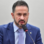Deputado petista que defende escala 6×1 é processado por motorista após ser submetido a jornada de 16h