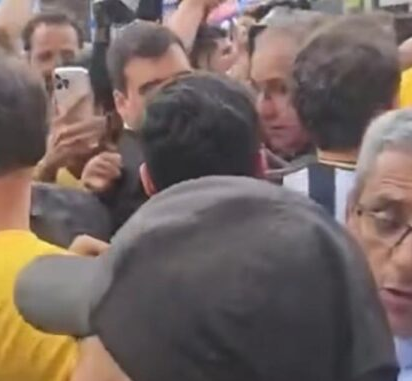 No momento, você está visualizando Flávio Bolsonaro visita Mercado Central em MG e multidão toma conta; VEJA VÍDEO