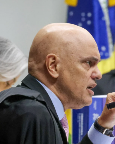 No momento, você está visualizando AGORA: Alexandre de Moraes diz que Bolsonaro cometeu “falta grave” ao ter arma em casa; VEJA