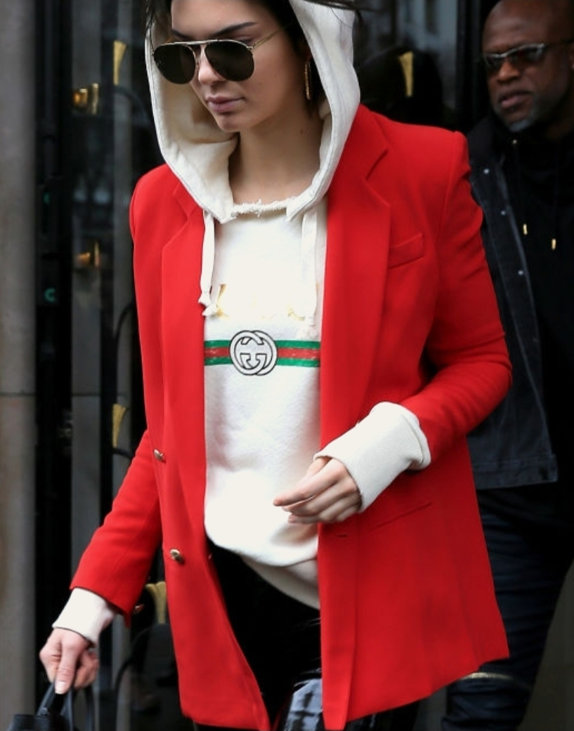 No momento, você está visualizando 5 jeitos estilosos de usar blusa de moletom nos looks. Peça coringa dos dias frios, pode ser usada de jeitos confortáveis e até elegantes. Veja como