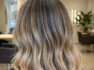 Adeus à tintura agressiva: a tendência que suaviza os fios brancos com efeito natural e iluminado. Processo usa mechas suaves. Veja como