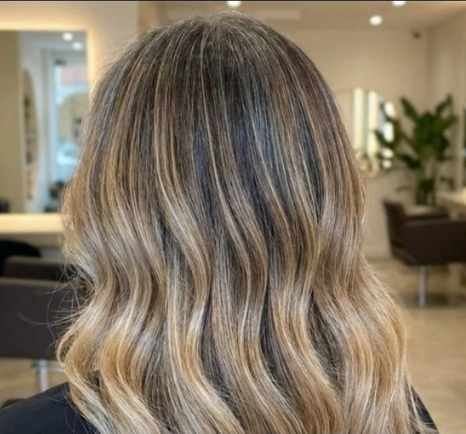 No momento, você está visualizando Adeus à tintura agressiva: a tendência que suaviza os fios brancos com efeito natural e iluminado. Processo usa mechas suaves. Veja como