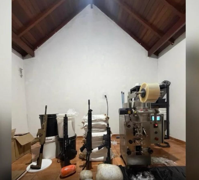 No momento, você está visualizando Polícia descobre laboratório de drogas ligado ao PCC em operação que prendeu vereador do PT; VEJA MAIS