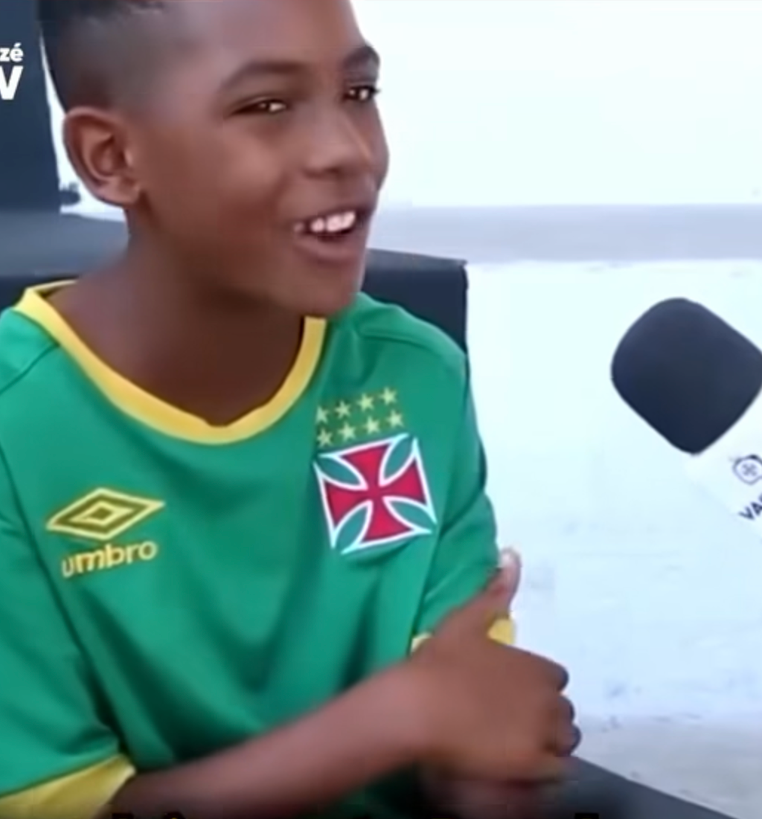 No momento, você está visualizando Vídeo de Ryan ainda criança emociona após sonho de vestir a camisa da Seleção se tornar realidade; VEJA RECORTE