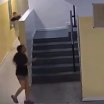 Câmera de segurança flagra desespero de pessoas saindo de prédio pouco antes de desabar durante terremoto; VEJA VÍDEO