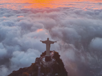 Fotógrafo registra Cristo Redentor diante de “tapete” de nuvens e nevoeiro provocou o fechamento do Aeroporto Tom Jobim por horas; VEJA VÍDEO