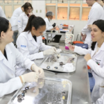 Acadêmicos de Medicina da Unimar vivenciam prática de instrumentação cirúrgica desde o primeiro ano. Conhecimento teórico aliado a vivências práticas. Veja
