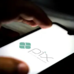 Nova pesquisa mostra migração em massa para o digital e bancos anunciam medida; VEJA