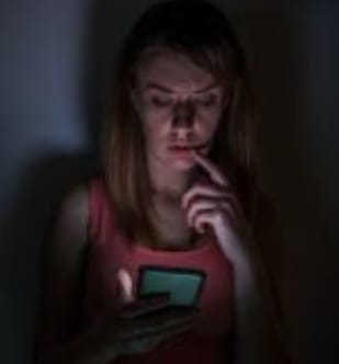 No momento, você está visualizando Agosto Lilás: psicóloga alerta para sinal precoce de relacionamentos abusivos. Como o medo constante da reação do parceiro causa tantos danos