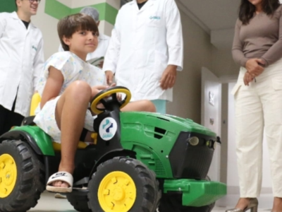 Inovação no acolhimentto: HBU transforma a experiência cirúrgica infantil com carrinhos motorizados que reduzem ansiedade das crianças. Conheça experiência
