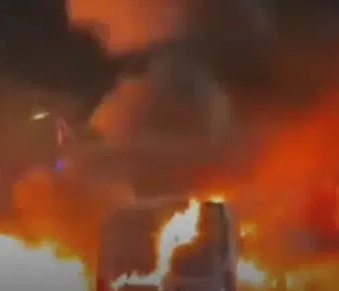 No momento, você está visualizando URGENTE: cidade da Espanha invadida por imigrantes está um caos com carros destruídos e invasões, VEJA VÍDEO
