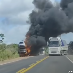 Caminhão-cegonha com 11 carros elétricos pega fogo na BR-101, na Bahia; VEJA VÍDEO