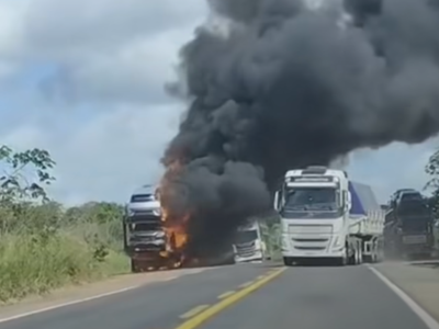 Caminhão-cegonha com 11 carros elétricos pega fogo na BR-101, na Bahia; VEJA VÍDEO
