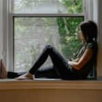 Entenda o hikikimori, fenômeno de isolamento social entre jovens. Condição envolve fatores com impacto crescente na saúde mental, segundo especialista do Einstein