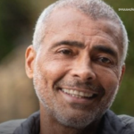 Romário sofre bloqueio de parte do salário no Senado por dívida de indenização