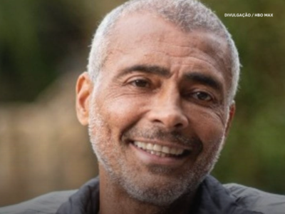 Romário sofre bloqueio de parte do salário no Senado por dívida de indenização