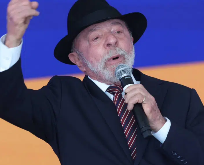 No momento, você está visualizando Após criticar Neymar por “home office”, Lula inaugura obras à distância direto de Brasília