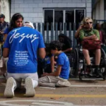 Maioria dos evangélicos se identifica com a direita; entre católicos há equilíbrio