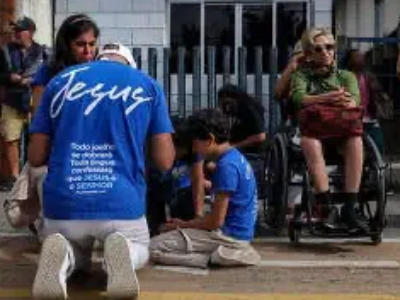 Maioria dos evangélicos se identifica com a direita; entre católicos há equilíbrio