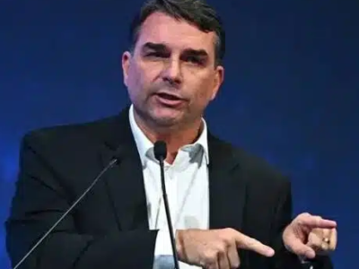 Registros indicam que Flávio Bolsonaro estava no Brasil durante período de evento em Nova York