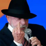 Lula mostra dedo do meio em evento e defende acesso dos pobres a tratamentos de qualidade como dos ricos. Só que o mentiroso aumentou a pobreza, viciou com bolsas e ainda semore defendeu os ricos economicamente