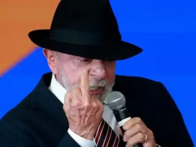 Lula mostra dedo do meio em evento e defende acesso dos pobres a tratamentos de qualidade como dos ricos. Só que o mentiroso aumentou a pobreza, viciou com bolsas e ainda semore defendeu os ricos economicamente