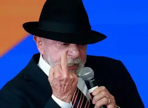 No momento, você está visualizando Lula mostra dedo do meio em evento e defende acesso dos pobres a tratamentos de qualidade como dos ricos. Só que o mentiroso aumentou a pobreza, viciou com bolsas e ainda semore defendeu os ricos economicamente