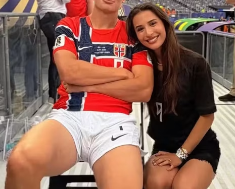 No momento, você está visualizando Ex-jogadora, influenciadora e mãe: companheira de Haaland que acompanha a Noruega na Copa do Mundo