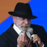 Gesto de Lula em cerimônia no Planalto gera críticas e repercute nas redes sociais