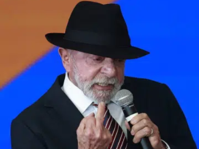 Gesto de Lula em cerimônia no Planalto gera críticas e repercute nas redes sociais