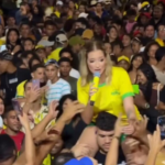 Cantora decide passar no meio do público para chegar ao palco, mas o inesperado acontece e viraliza; VEJA VÍDEO