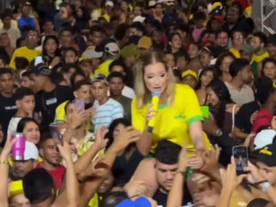 Cantora decide passar no meio do público para chegar ao palco, mas o inesperado acontece e viraliza; VEJA VÍDEO