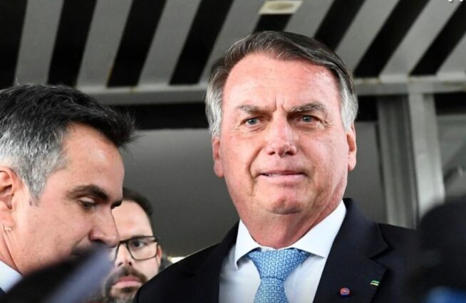 No momento, você está visualizando Após ação da PF contra Bolsonaro, Carlos reage e cita Lulinha nas redes sociais; VEJA POSTAGEM
