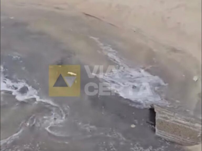 Homem registra esgoto sendo jorrado por tubulação para areia na Praia do Meio/ Natal e repercute; VEJA VÍDEO