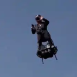 Parece ficção científica, mas é real: equipamento permite que pessoas voem com turbinas; veja vídeo