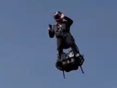 Parece ficção científica, mas é real: equipamento permite que pessoas voem com turbinas; veja vídeo