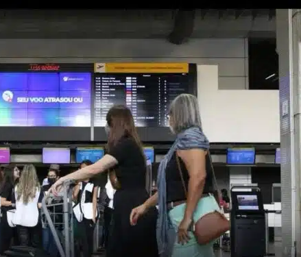 No momento, você está visualizando Viajar de avião vai ficar mais caro? Governo reajusta tarifas em 14 aeroportos; VEJA VALORES