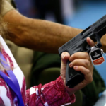 Porte de armas para mulheres com medida protetiva levanta forte questionamento; VEJA