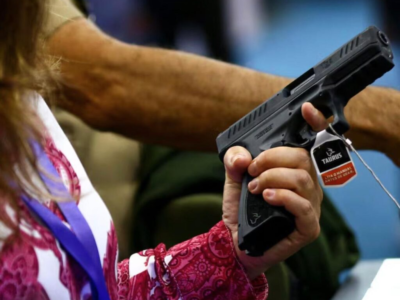Porte de armas para mulheres com medida protetiva levanta forte questionamento; VEJA