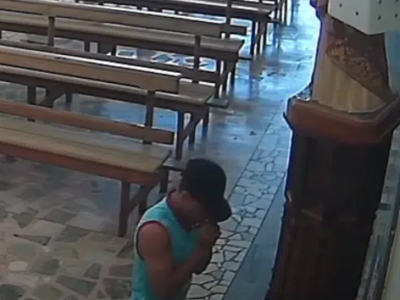 Homem é flagrado retirando dinheiro de caixa de ofertas em igreja de MG, VEJA VÍDEO